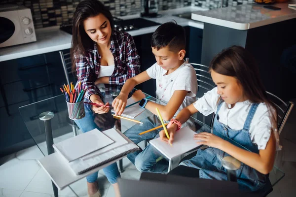 Glückliche Mutter Und Ihre Entzückenden Kinder Bei Den Hausaufgaben Mutter — Stockfoto