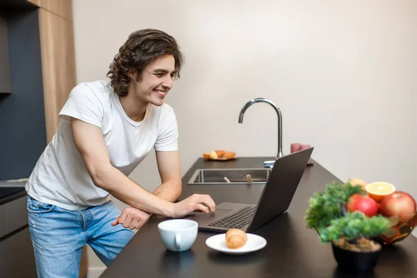 Foto Bell Uomo Affari Caucasico Stare Casual Bianco Shirt Uso — Foto Stock