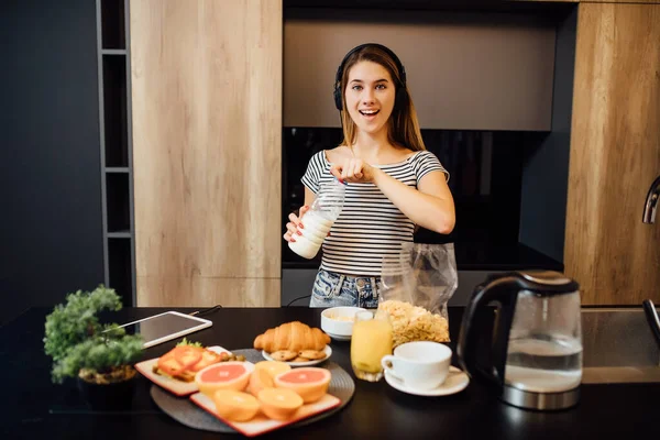 Giovane Donna Che Prepara Colazione Con Muesli Latte Cibo Fresco — Foto Stock