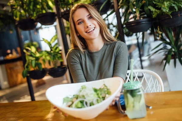 Aranyos Nők Tartják Friss Saláta Egészséges Ellátás Test Karcsú Fitness — Stock Fotó