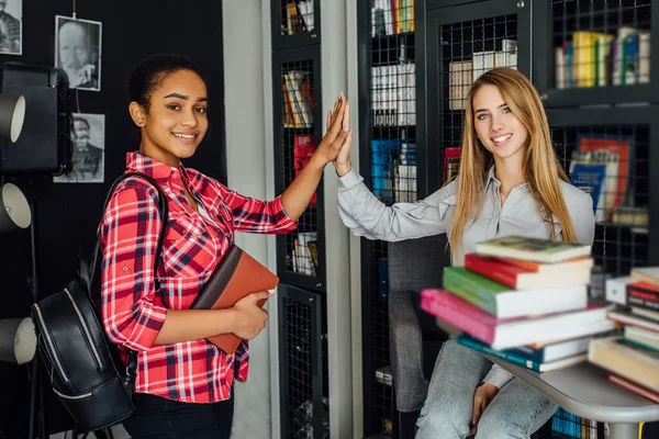 Dwoje Nastolatków Uczących Się Bibliotece Uniwersyteckiej — Zdjęcie stockowe