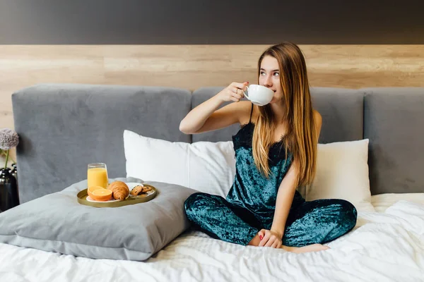 Ritratto Donna Felice Che Pensa Distoglie Sguardo Dalla Colazione Vacanza — Foto Stock