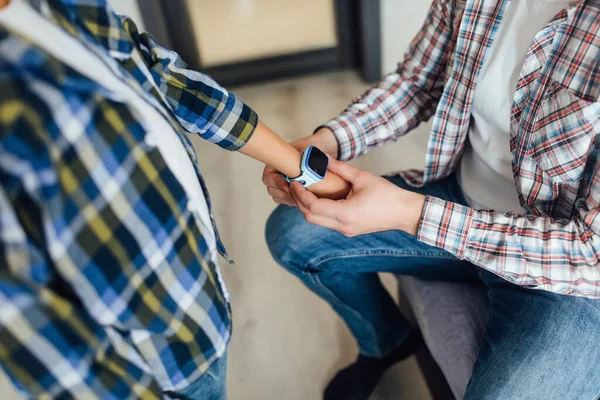 Cerca Foto Papá Niño Apoyo Usar Reloj Inteligente — Foto de Stock