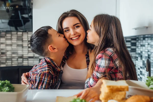 Giovane Bella Madre Con Suoi Figli Che Danno Bacio Mamma — Foto Stock