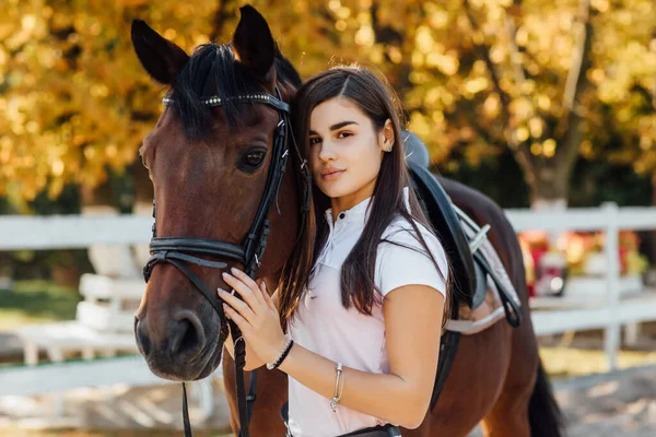 Animal Esperto Retrato Mulher Feliz Com Seu Cavalo Rancho Durante — Fotografia de Stock