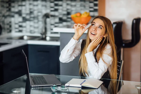 Bella Donna Splendida Utilizzare Spray Gli Occhi Sentirsi Bene Dopo — Foto Stock