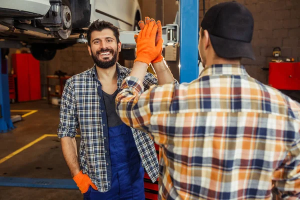 Deux Techniciens Donnant Haute Cinq Dans Garage Après Bon Travail — Photo