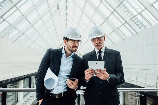 Dois Empreendedor Bem Sucedido Capacete Com Projeto Laptop Novos Edifícios — Fotografia de Stock