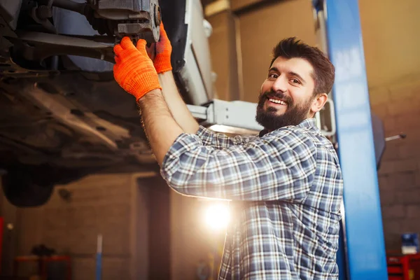 Réparateur Travaillant Avec Voiture Souriant Caméra Dans Atelier Portrait — Photo