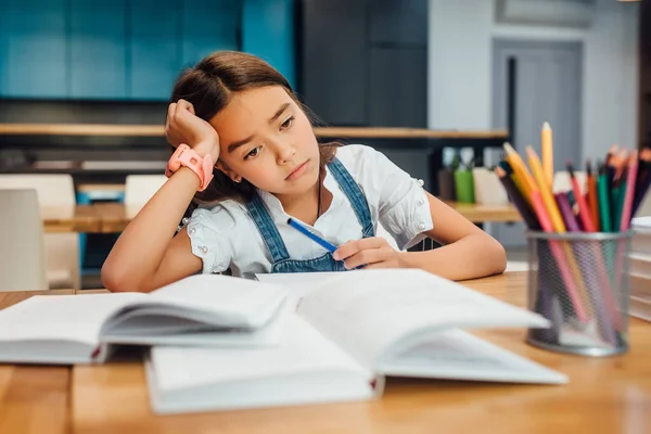 Potret Anak Kecil Yang Tidak Bahagia Lelah Setelah Pelajaran — Stok Foto