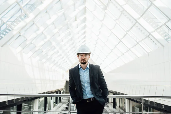 Jeune Ouvrier Construction Entrepreneur Dans Casque Tient Dans Bâtiment Blanc — Photo