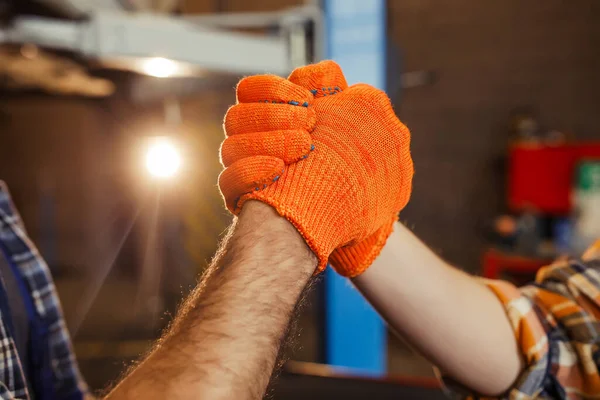 Zbliżenie Mechaników Ściskających Dłonie Rękawiczkach Garażu Efekt Słońca — Zdjęcie stockowe