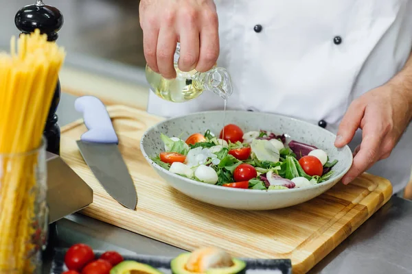 Chef Finendo Suo Piatto Spruzza Con Olio Quasi Pronto Servire — Foto Stock