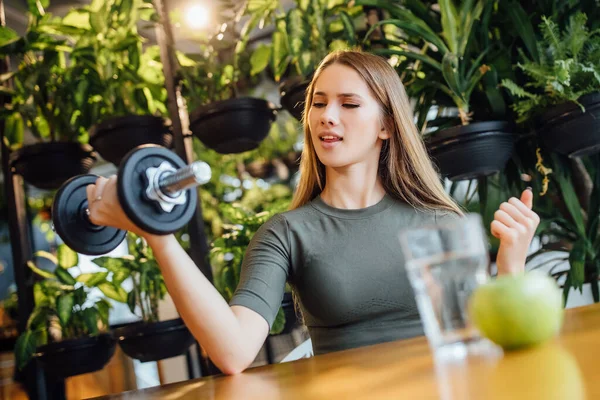 Retrato Chica Bonita Rubia Deportiva Sentada Gimnasio Moderno Sosteniendo Pesas — Foto de Stock