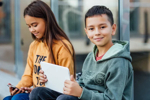 Niños Bonitos Niños Niñas Usan Computadora Portátil Digital Mientras Caminan — Foto de Stock