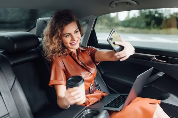 Attraktive Junge Geschäftsfrau Die Mit Einer Tasse Kaffee Auto Arbeitet — Stockfoto