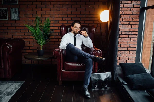 Milionář Muž Odpočívá Relaxuje Zatímco Sedí Pohovce Luxusním Pokoji Fešák — Stock fotografie