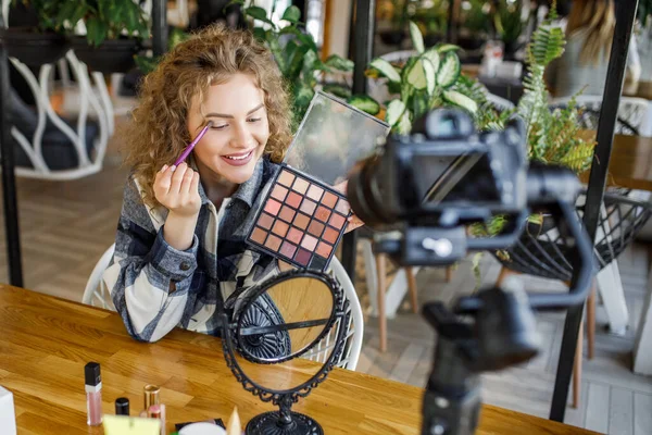 Mulher Muito Caucasiana Profissional Beleza Vlogger Blogger Gravação Compõem Tutorial — Fotografia de Stock