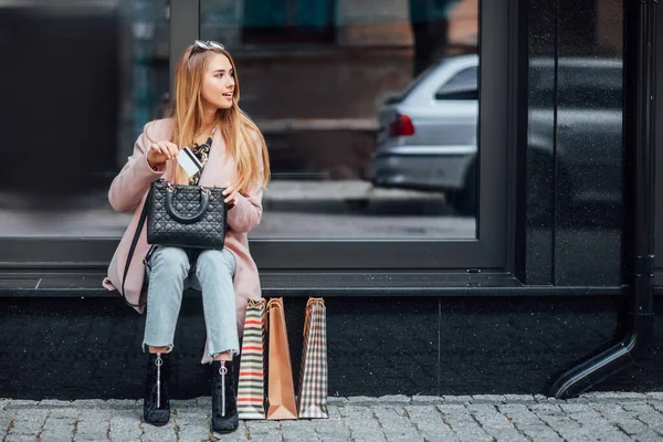 Mujer Rubia Vestida Moda Las Calles Una Pequeña Ciudad Italiana — Foto de Stock