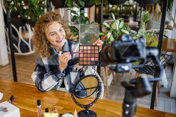 Ganska Kaukasiska Kvinna Professionell Skönhet Vlogger Eller Bloggare Inspelning Make — Stockfoto