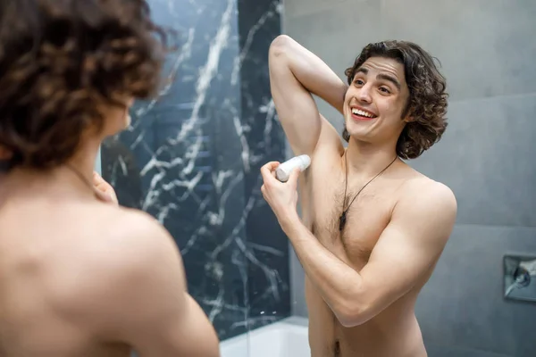 Bütün Gün Taze Modern Banyoda Dikilirken Deodorant Sıkan Yakışıklı Bir — Stok fotoğraf