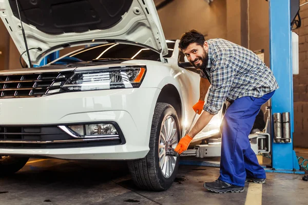 Jeune Réparateur Fixant Pneu Sur Voiture Souriant Caméra — Photo