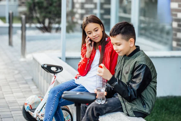 Junges Paar Sitzt Auf Der Straße Der Nähe Des Kreisels — Stockfoto