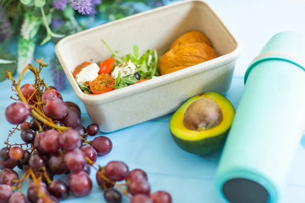 Close Van Plastic Container Met Gezonde Schoollunch Thermoskan Druif Tafel — Stockfoto