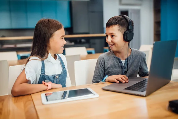 Dos Pequeños Amigos Felices Niño Niña Usando Tableta Digital Inteligente — Foto de Stock