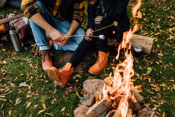 Närbild Foto Rostning Marshmallows Över Elden Nära Tältet Camping Fokusera — Stockfoto