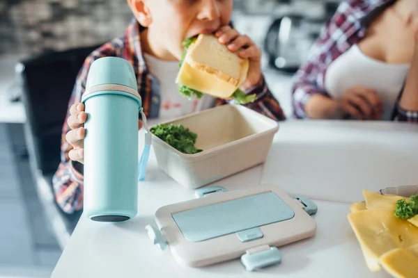 Gesneden Beeld Kleine Jongen Eet Zijn Broodje Voor School Thuis — Stockfoto