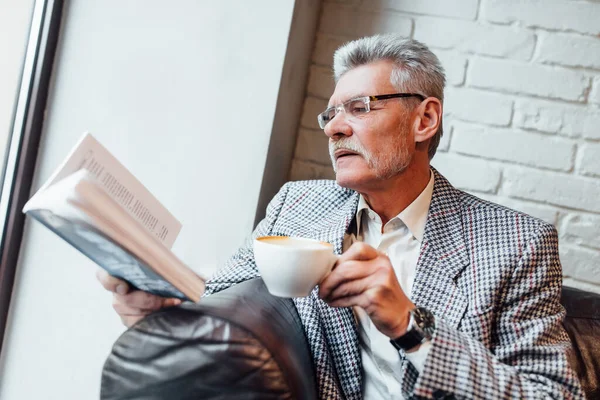 Hombre Mayor Traje Estilo Casual Moda Pasar Buen Rato Con — Foto de Stock