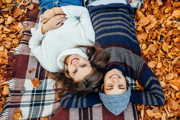 Vista Dall Alto Della Coppia Felice Innamorata Sdraiata Sulla Coperta — Foto Stock