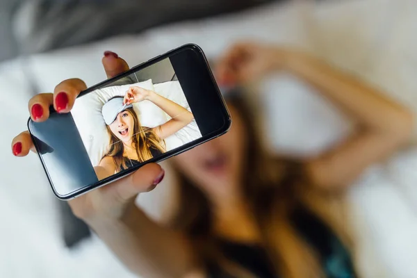 Retrato Una Joven Rubia Acostada Cama Haciendo Selfie Por Teléfono — Foto de Stock