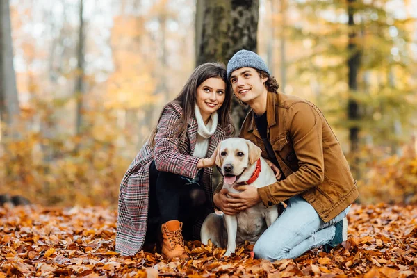 Romantisch Gelukkig Paar Liefde Genieten Van Hun Tijd Met Labrador — Stockfoto