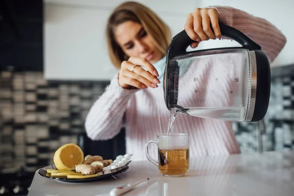 病気の女性手でキッチン置くティーバッグカップで水のケトル — ストック写真