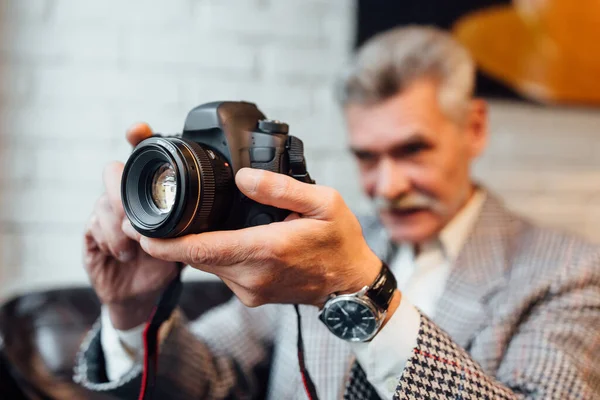 Senior Man Professionele Fotograaf Houdt Een Oude Fotocamera Vast Terwijl — Stockfoto