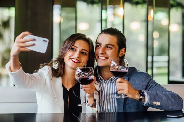 Schönes Liebespaar Verbringt Zeit Miteinander Einem Modernen Restaurant Attraktive Junge — Stockfoto