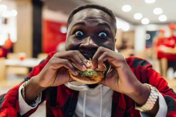 Portret Młodego Afrykanina Jedzącego Hamburgera Ulicznej Kawiarni Fast Food Czas — Zdjęcie stockowe