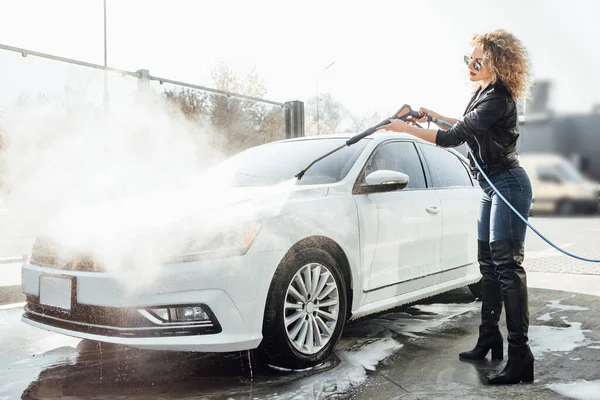 サービス車の洗浄 汚れから車をきれいにスプレーフォームに立っている性的女性 — ストック写真