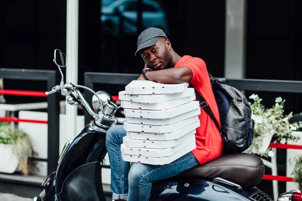 Toung Guy Busy His Duties Holds Pile Carton Boxes Drives — Stock Photo, Image