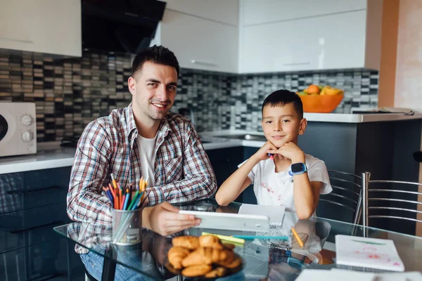 Guapo Padre Hijo Usando Tableta Digital Para Educación Ayudarle Aprender — Foto de Stock