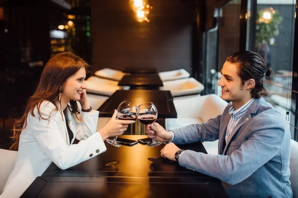 Dating Café Romantisches Paar Hält Ein Glas Wein Und Genießt — Stockfoto