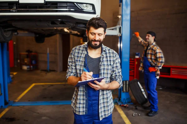 Cheerful Worker Uniform Taking Notes Automechanic Woking Together — Stock Photo, Image