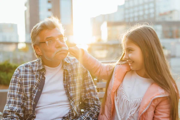 Adorable Linda Chica Abuelo Sentado Banco Parque Con Emociones Divertidas — Foto de Stock