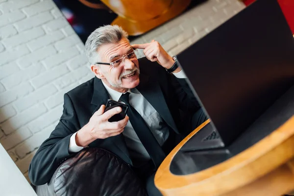 Hombre Infeliz Mediana Edad Restaurante Moda Con Computadora Portátil Teléfono — Foto de Stock