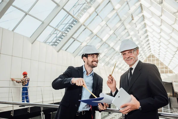 Empresários Arquitetos Sucesso Discutindo Projeto Perto Telhado Vidro — Fotografia de Stock