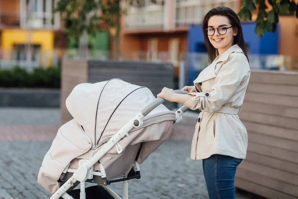 Herrliche Mutter Mit Kinderwagen Spaziert Durch Den Park Spaziergänge Mit — Stockfoto
