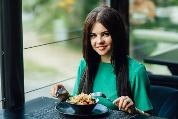 Молодая Женщина Сидит Кафе Наслаждается Завтраком Еда Образ Жизни Красивая — стоковое фото
