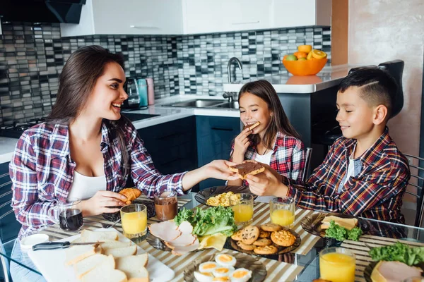 Mother Serving Breakfast Two Pretty Children Kitchen Family Concept — Stock Photo, Image